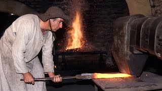 FORJA TRADICIONAL del hierro con martinete Así se modelaba en una FERRERÍA ARTESANAL  Documental [upl. by Grassi677]