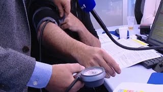 Hypotension  comment la reconnaitre et fautil sinquiéter [upl. by Yecaw301]