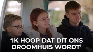 Gezin is dolblij met droomhuis  Kinderen kopen een huis [upl. by Llerdnad]