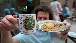 Probando comida callejera en PAKISTÁN 🇵🇰🐓 [upl. by Merwyn]