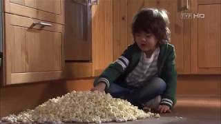 Rodzinkapl  Kacper robi popcorn [upl. by Ativ]